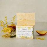 Détail de la texture du savon à la mimosa et à la nectarine