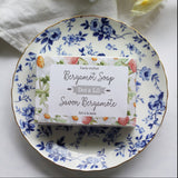 détail de la texture mousseuse du savon à la bergamote