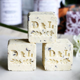 Cube effervescent pour le bain au thé blanc, au gingembre, au lait et aux pétales